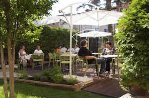 Terraza del hotel Arrope, en Haro (La Rioja).