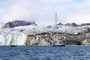 Un velero frente al glaciar Lilliehøøk, en el archipiélago de Svalbard (Noruega).