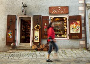 Una mujer pasea por el centro histórico de Cesky Krumlov.