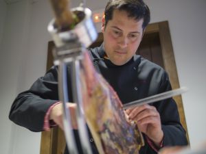Luis Mulero, derrochando arte en el corte de jamón en la Hacienda La Plata, en La Bazana (Badajoz).