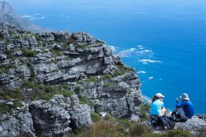 Dos senderistas descansando en la ruta de descenso de Table Mountain, en Ciudad del Cabo (Sudáfrica).