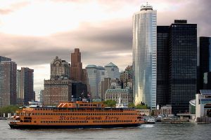 El ferry de Staten Island aproximándose al muelle del 'downtown', en Manhattan.