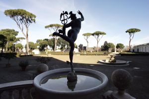 Réplica del Mercurio de Giambologna en el jardín de Vila Medicis.