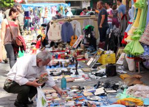 Curiosos al acecho de algún tesoro oculto entre los puestos de la Feria del Jueves, el rastro más antiguo de Sevilla.