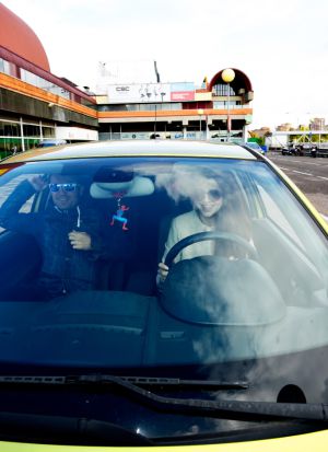 Dos usuarios que comparten vehículo a través de Blablacar.