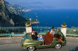 Paseo en coche vintage por Campania, en la costa de Amalfi (Italia).