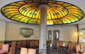 Cúpula de vitrales del restaurante La Porteuse d’Eau, en el barrio de Saint-Gilles, en Bruselas.