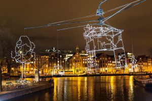 Luces de adorno en el río Ámstel, que atraviesa la ciudad de Ámsterdam, en Holanda.
