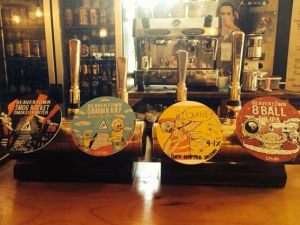 Barra de Duke’s Brew&Que, en Haggerston (Londres), donde se pueden probar las cervezas de Beavertown Brewery.