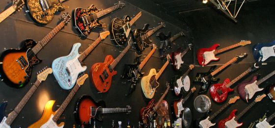Guitarras firmadas por artistas que han pasado por The Stone Pony.