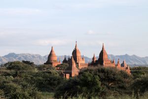Uno de los templos de Bagan, con el ladrillo rojo de su estructura original a la vista.