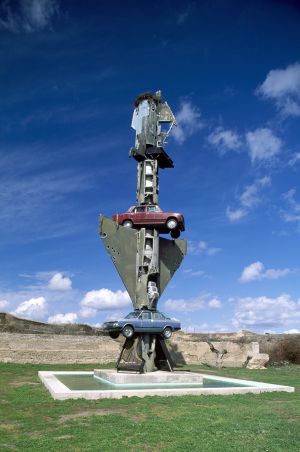 '¿Por qué el proceso entre Jesús y Pilatos duró solo dos minutos?', obra de Wolf Vostell en el Museo Vostell-Malpartida.