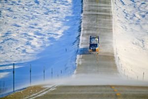 Un camión circulando en invierno por la James Dalton Highway, en Alaska.