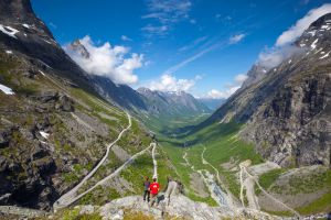 Turistas contemplando la llamada carretera de los trols (Trollstigen), en Romsdal (Noruega).