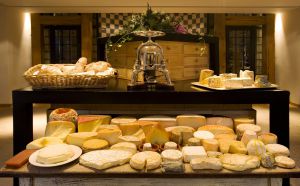 Mesa de quesos del restaurante Santceloni, en Madrid.