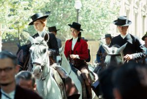 Jacqueline Kennedy a caballo en la Feria de Abril de Sevilla, a la que acudió como invitada de la Duquesa de Alba en 1966.