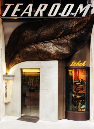 Estanco en Viena con fachada de Hans Hollein (1934-2014).