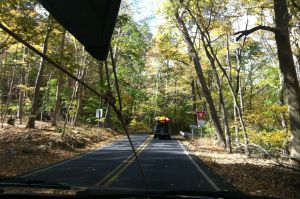 Por la Old Mine Road, la carretera de la Vieja Mina, en el parque natural del Desfiladero del Delaware (Nueva Jersey).