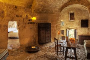 Habitación del hotel Sextantio, en Matera, abierto por Daniele Kihlgren en las cuevas de la ciudad italiana.