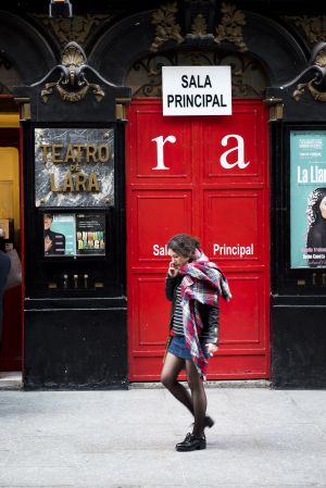 Entrada del teatro Lara, en la Corredera Baja de San Pablo, en el barrio madrileño de Malasaña.