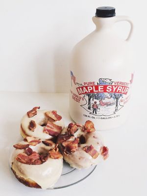 Donuts de sirope de arce y bacon en Union Square Donuts, en Boston.
