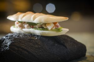 Bocadillo de buey de mar, aguacate, manzana, cilantro y lima.