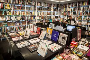 Una de las sedes de la librería Arcadia Mediática, en Lima.