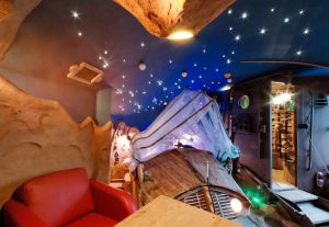 Decoración lunar en una de las habitaciones del hotel Ballade des Gnomes, en Heyd (Bélgica).