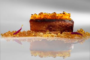 Torrija de pan de brioche, yema caramelizada y su helado en el restaurante Bailara.