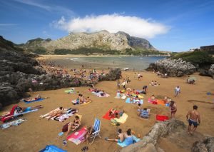 La playa de Castro Urdiales (Cantabria).