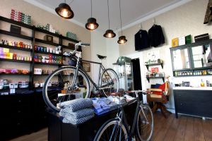 Bicis, ropa, complementos y barbería en el multiespacio de Dapper, en el barrio de Grünerløkka (Oslo).