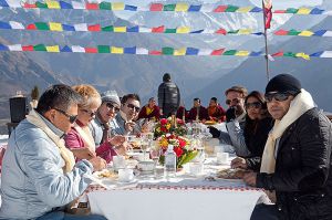 Varios turistas desayunan en el Himalaya, con vistas al Everest.