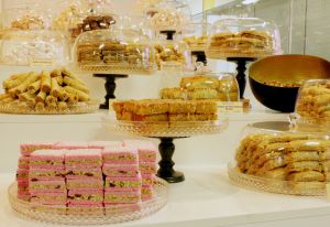 Dulces orientales en el puesto Sweet Paradise, en el nuevo Mercado Barceló, en la zona de MalasañaTribunal.