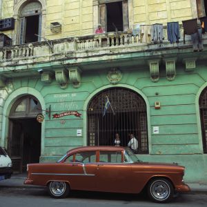 Un viejo coche y el restaurante Casa Miglis.
