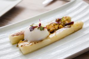 Espárragos de Tudela del Duero con huevo y migas.