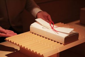 Ceremonia del origata, el arte de envolver regalos, en el pabellón Miwa, en París.