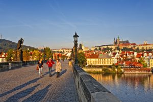Puente de Carlos, en Praga, con el barrio de Mala Strana y el castillo al fondo.