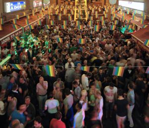 Fiesta en el centro comercial Yumbo de Playa del inglés, en Gran Canaria.
