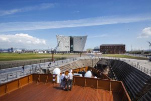 Vista del Museo del Titanic desde el dique seco.