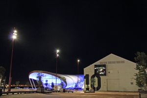 Los edificios The Cloud, iluminado, y Shed 10, en el Queen's Wharf de Auckland.