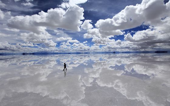 El horizonte desaparece en el salar de Uyuni, en Bolivia
