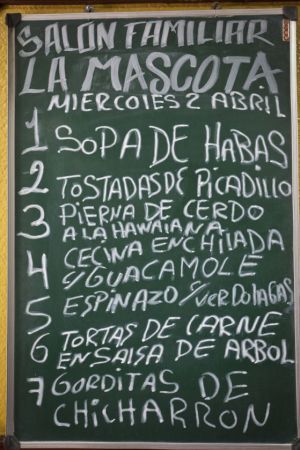 Pizarra con las ofertas del día en la cantina La Mascota, en el centro de México.