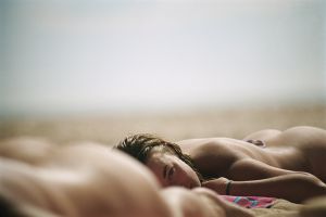 Una mujer en una playa nudista