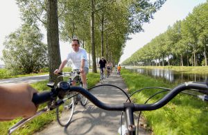 Ciclistas por el canal que une Brujas con Damme, en Bélgica