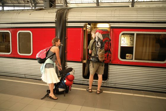 Dos usuarios de Interrail suben al tren en la estación de Montpellier (Francia).