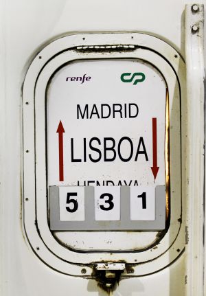 Un cartel informativo en un tren entre Madrid y Lisboa.