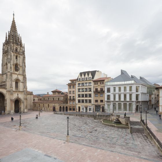La torre de la catedral y, a la derecha, el nuevo edificio del Museo de Bellas Artes.