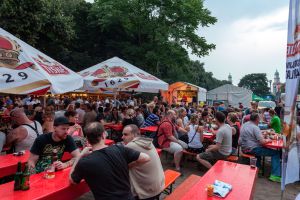 Celebración del Beer Festival de Berlín en 2013, en la avenida Karl-Marx-Allee. Celebración del Beer Festival de Berlín en 2013, en la avenida Karl-Marx-Allee.