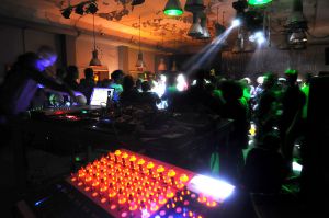 Pista de baile en el mítico club Berghain, en Berlín. Pista de baile en el mítico club Berghain, en Berlín.