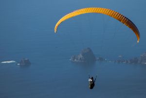 Vuelo en parapente en la isla canaria de El Hierro.